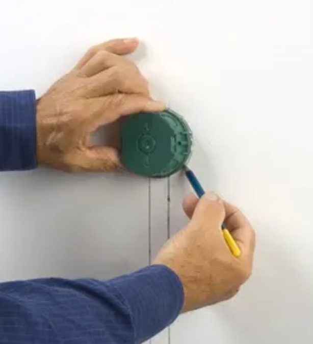 Pose d'un boîtier d'encastrement lors d'une rénovation électrique
