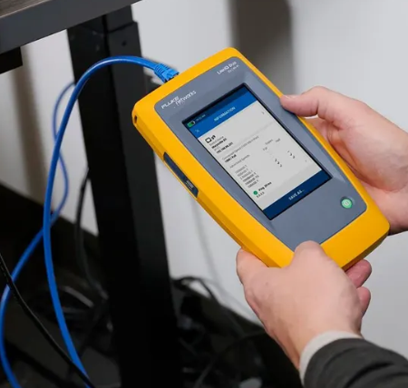 Testeur de câblage réseau utilisé pour un diagnostic