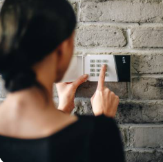 Clavier d'alarme intrusion, saisie du code sur un mur en briques