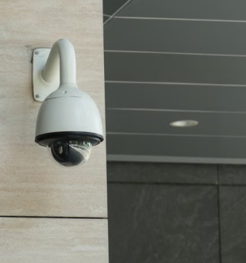 Caméra de vidéosurveillance dôme installée sur un site professionnel